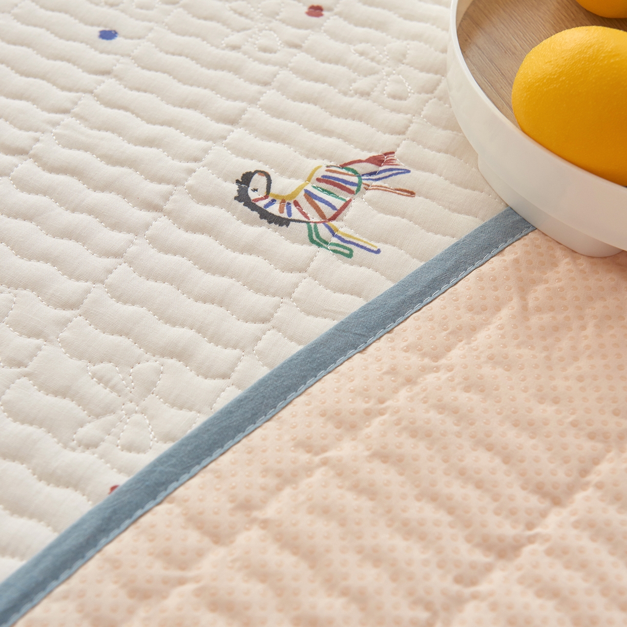 91家纺网 家纺一手货源 找家纺 拾小柒 2025年新款全棉双层纱防水隔脏姨妈垫护理垫隔尿垫 七彩童年（防水款）