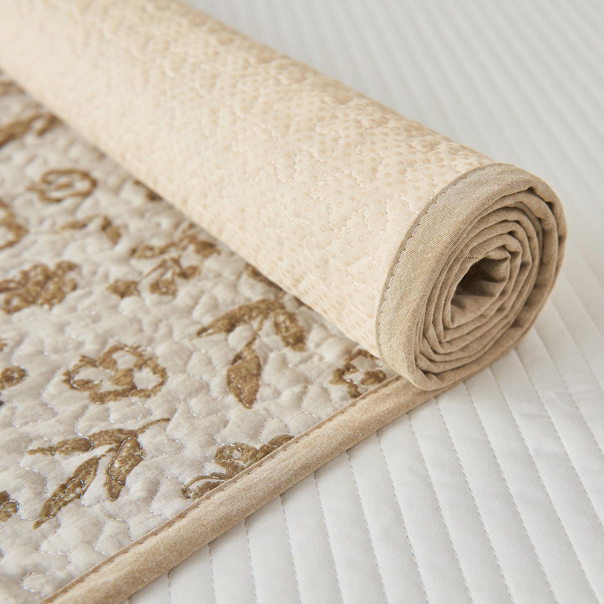 91家纺网 家纺一手货源 找家纺 拾小柒 2025年新款全棉双层纱防水隔脏姨妈垫护理垫隔尿垫 忘忧草咖（透气款）