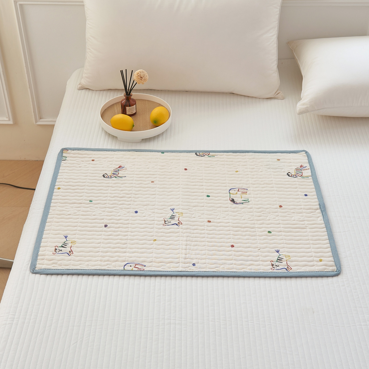 91家纺网 家纺一手货源 找家纺 拾小柒 2025年新款全棉双层纱防水隔脏姨妈垫护理垫隔尿垫 七彩童年（防水款）