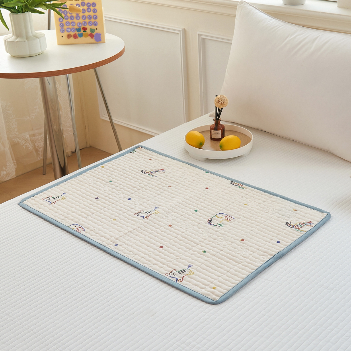 91家纺网 家纺一手货源 找家纺 拾小柒 2025年新款全棉双层纱防水隔脏姨妈垫护理垫隔尿垫 七彩童年（防水款）