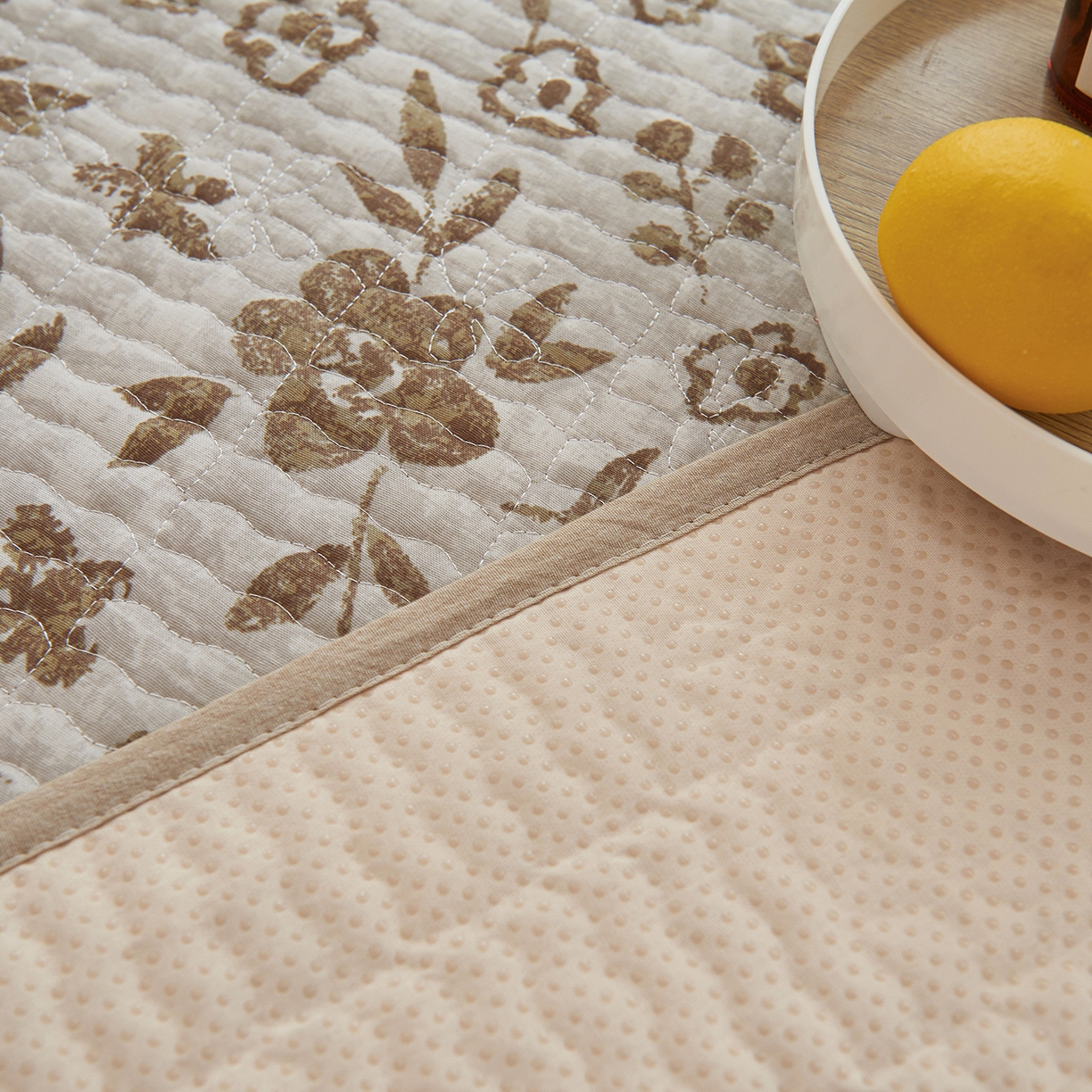 91家纺网 家纺一手货源 找家纺 拾小柒 2025年新款全棉双层纱防水隔脏姨妈垫护理垫隔尿垫 忘忧草咖（防水款）