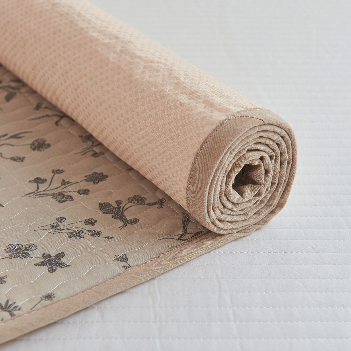 91家纺网 家纺一手货源 找家纺 拾小柒 2025年新款全棉双层纱防水隔脏姨妈垫护理垫隔尿垫 山野小咖（防水款）