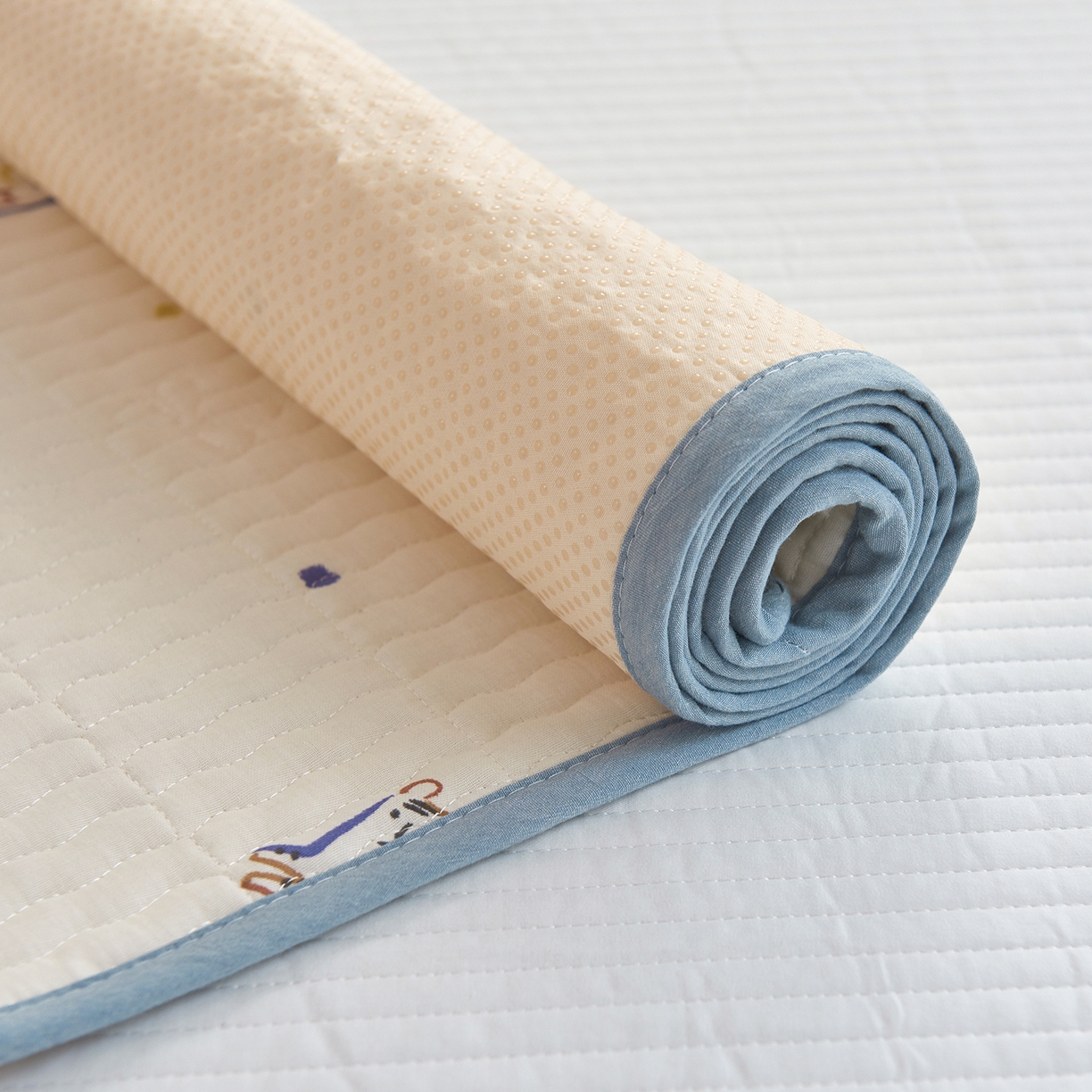 91家纺网 家纺一手货源 找家纺 拾小柒 2025年新款全棉双层纱防水隔脏姨妈垫护理垫隔尿垫 七彩童年（防水款）