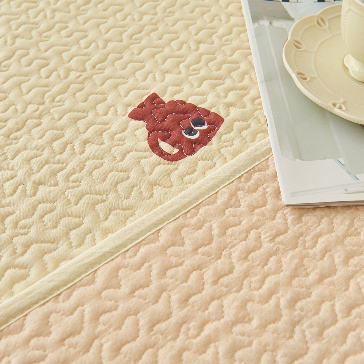 91家纺网 家纺一手货源 找家纺 拾小柒 2025年新款全棉双层纱防水隔脏姨妈垫护理垫隔尿垫 彩色杯黄（透气款）