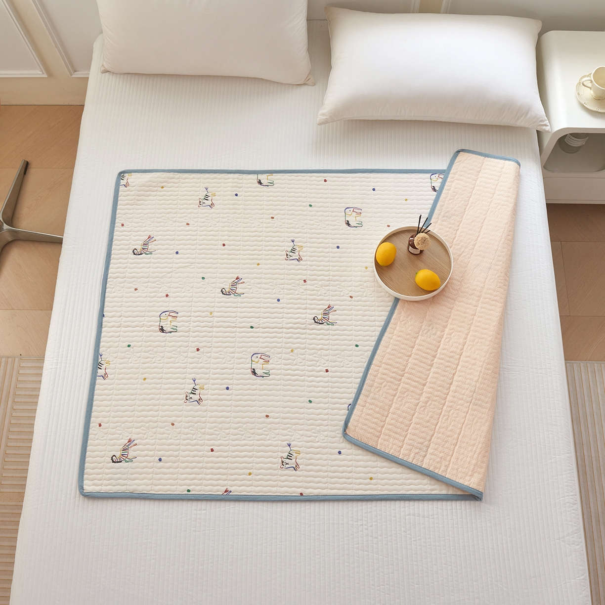 91家纺网 家纺一手货源 找家纺 拾小柒 2025年新款全棉双层纱防水隔脏姨妈垫护理垫隔尿垫 七彩童年（防水款）