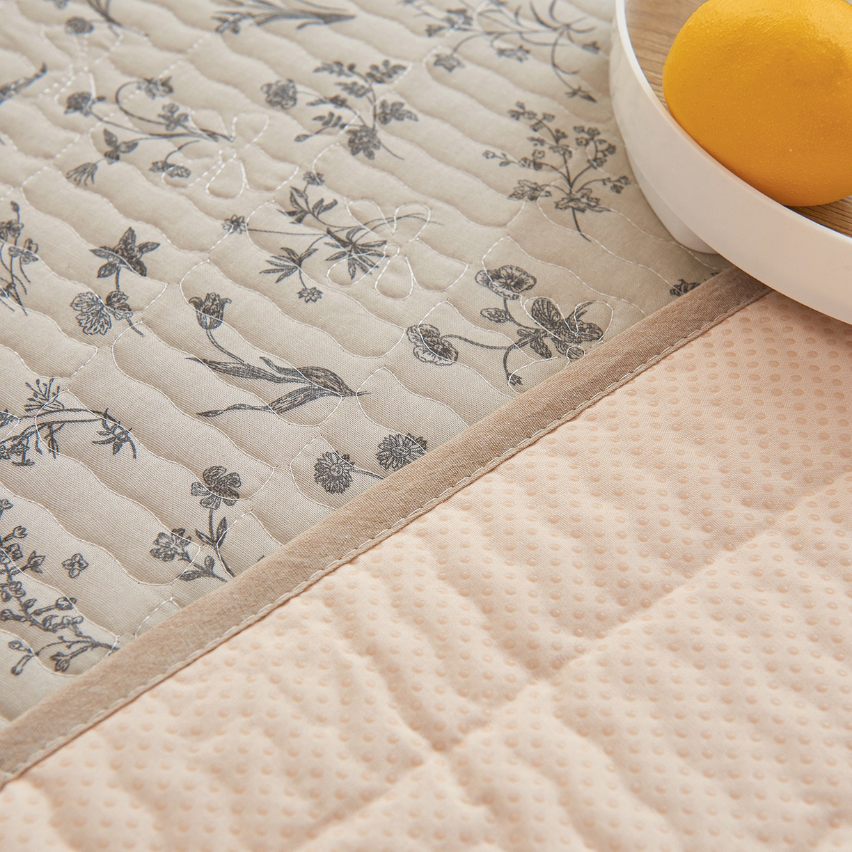 91家纺网 家纺一手货源 找家纺 拾小柒 2025年新款全棉双层纱防水隔脏姨妈垫护理垫隔尿垫 山野小咖（防水款）