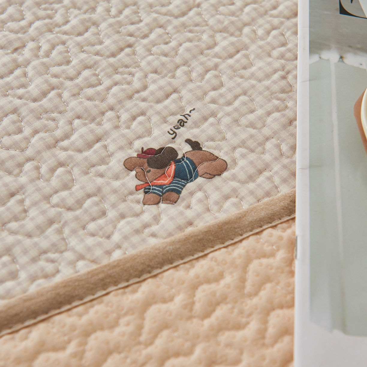 91家纺网 家纺一手货源 找家纺 拾小柒 2025年新款全棉双层纱防水隔脏姨妈垫护理垫隔尿垫 格子狗米（透气款）