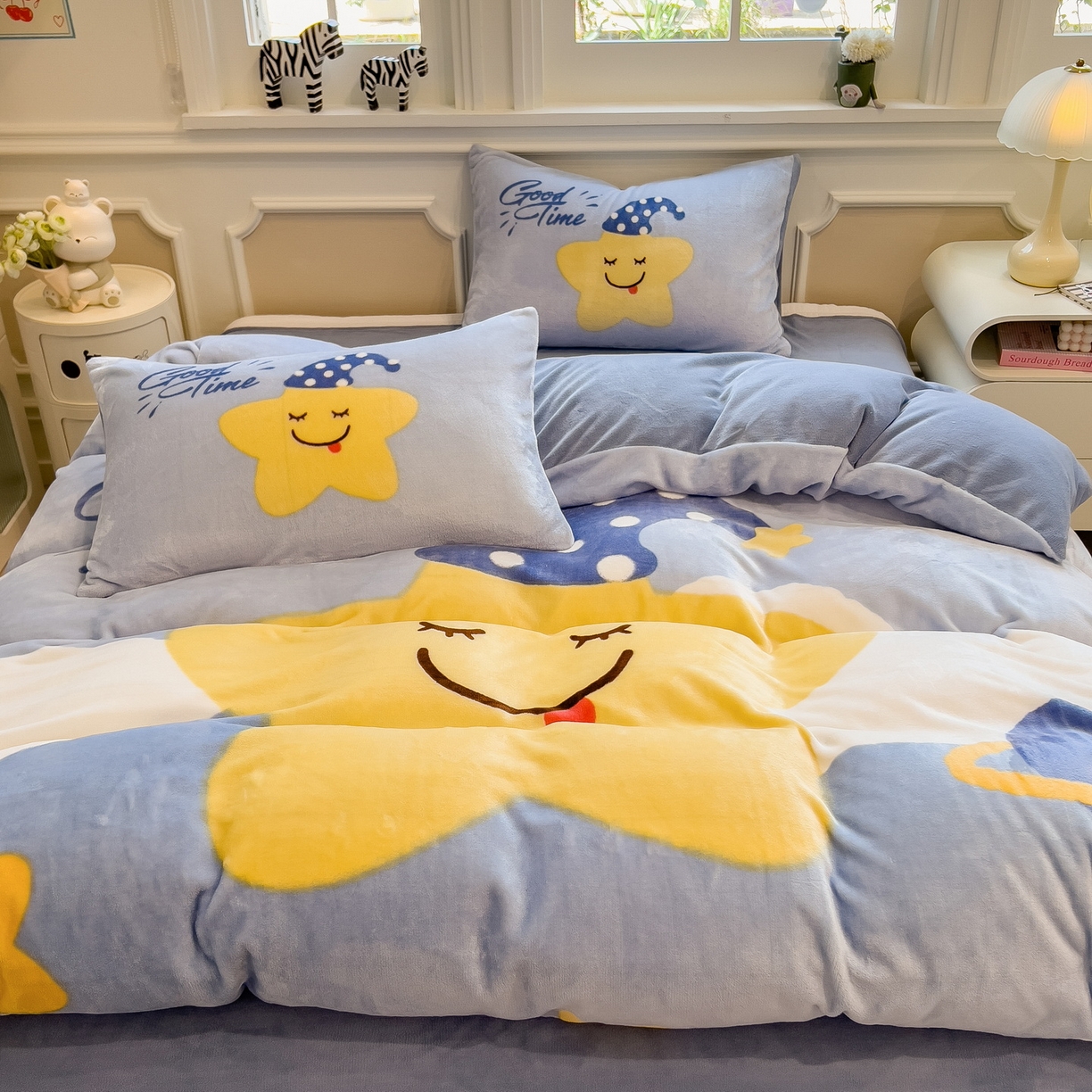 91家纺网 家纺一手货源 找家纺 丝羽坊 2025新款A类大版牛奶绒印花四件套 晚安宝贝