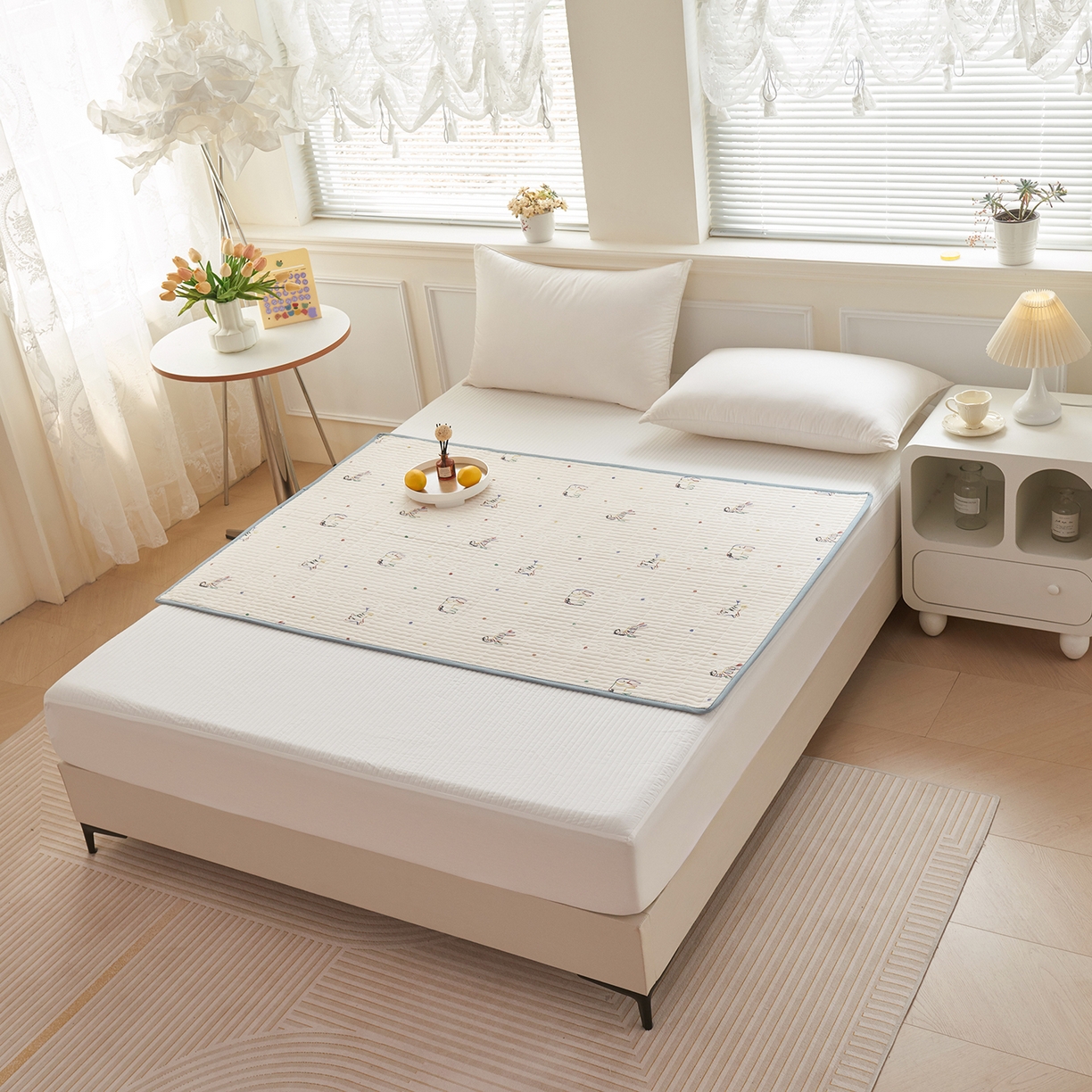 91家纺网 家纺一手货源 找家纺 拾小柒 2025年新款全棉双层纱防水隔脏姨妈垫护理垫隔尿垫 七彩童年（防水款）