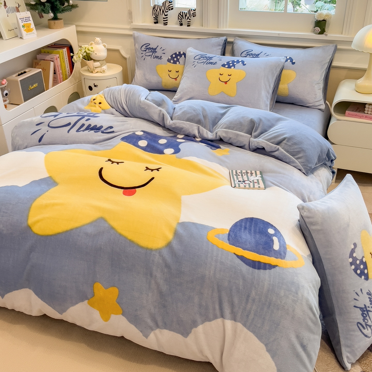 91家纺网 家纺一手货源 找家纺 丝羽坊 2025新款A类大版牛奶绒印花四件套 晚安宝贝