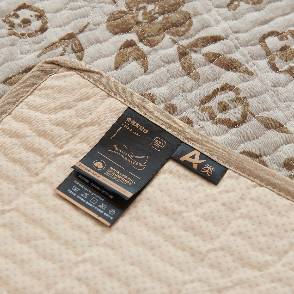 91家纺网 家纺一手货源 找家纺 拾小柒 2025年新款全棉双层纱防水隔脏姨妈垫护理垫隔尿垫 忘忧草咖（防水款）