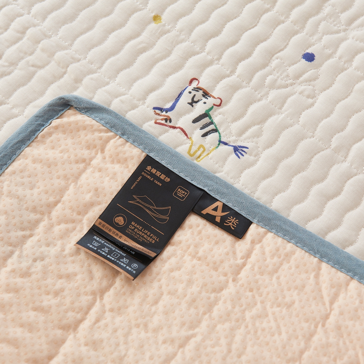 91家纺网 家纺一手货源 找家纺 拾小柒 2025年新款全棉双层纱防水隔脏姨妈垫护理垫隔尿垫 七彩童年（防水款）