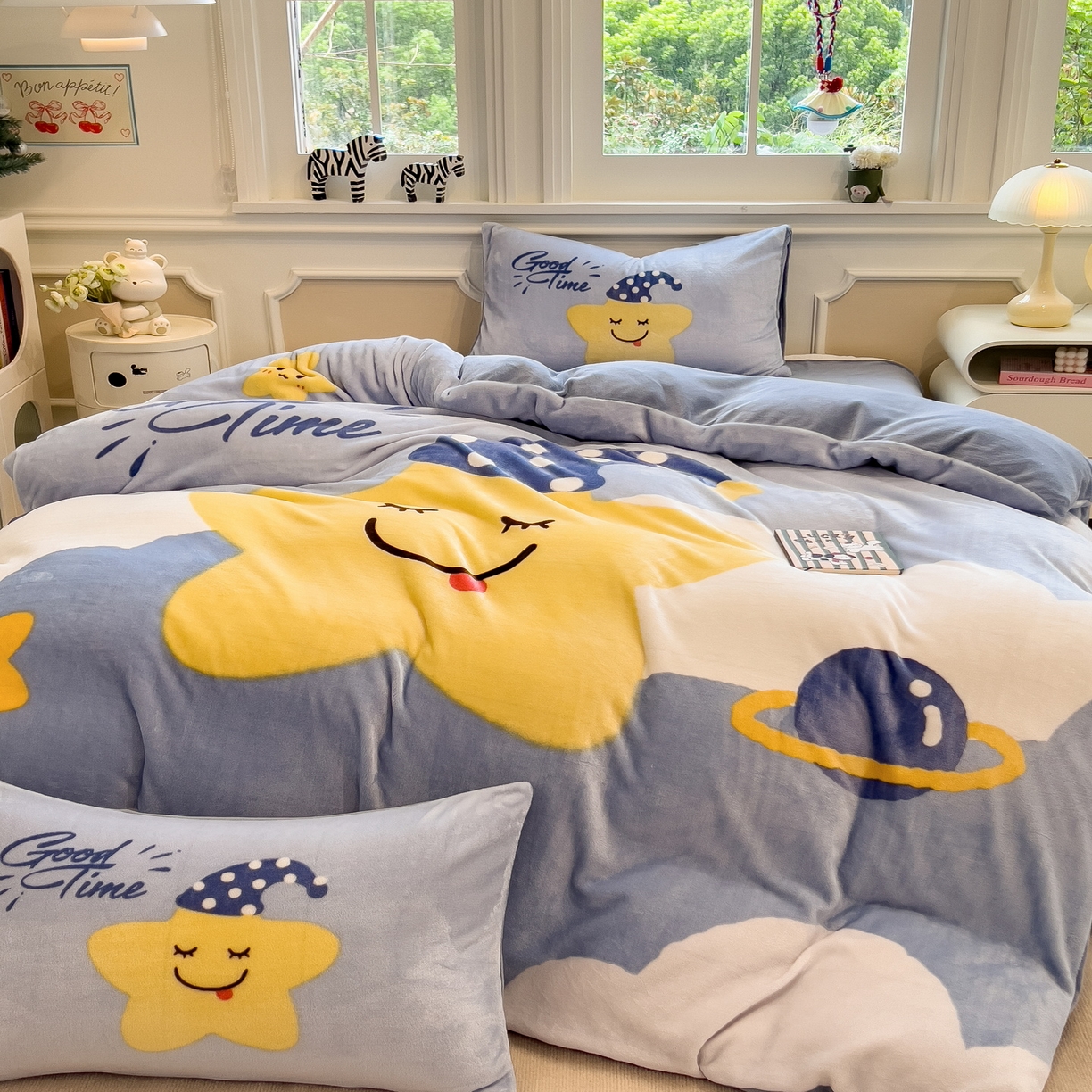 91家纺网 家纺一手货源 找家纺 丝羽坊 2025新款A类大版牛奶绒印花四件套 晚安宝贝