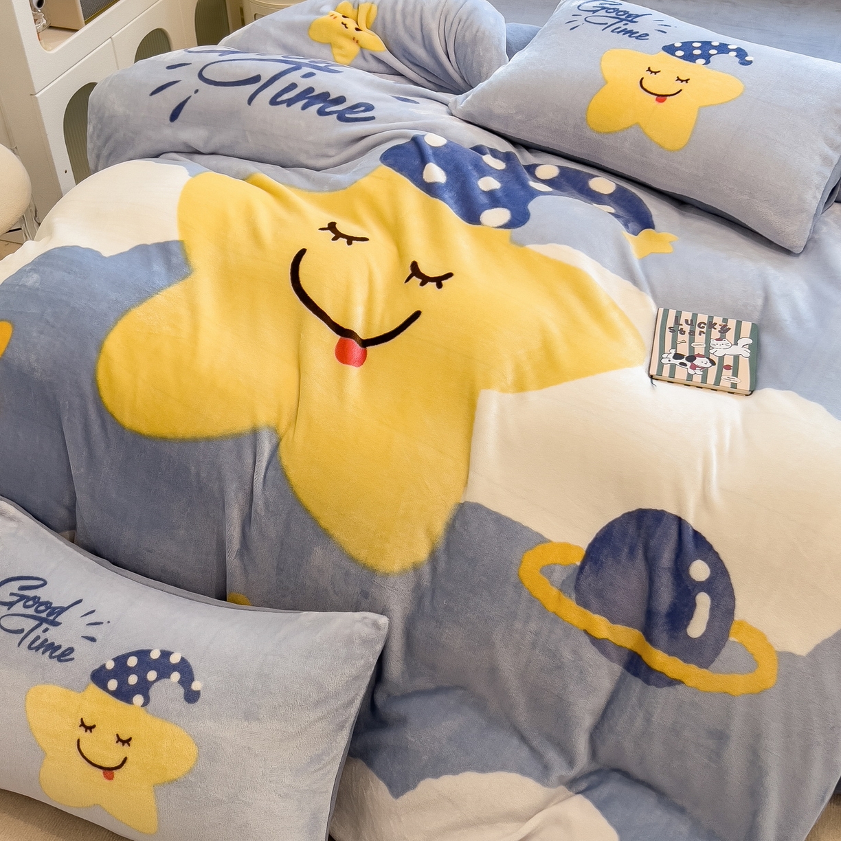 91家纺网 家纺一手货源 找家纺 丝羽坊 2025新款A类大版牛奶绒印花四件套 晚安宝贝