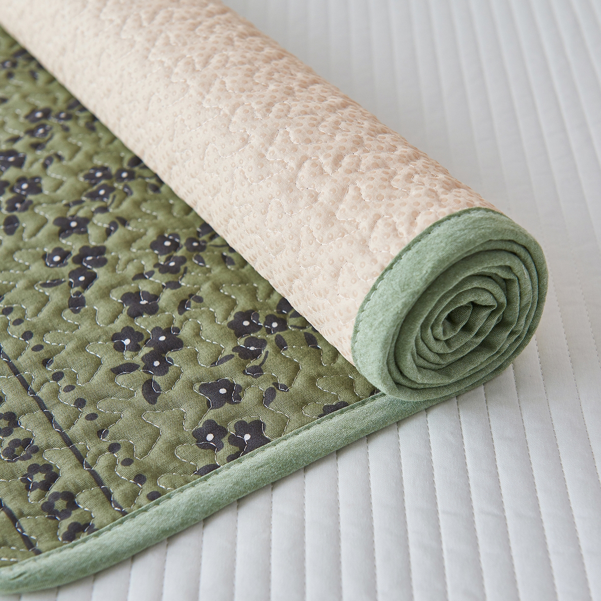 91家纺网 家纺一手货源 找家纺 拾小柒 2025年新款全棉双层纱防水隔脏姨妈垫护理垫隔尿垫 爱丽丝花园（透气款）