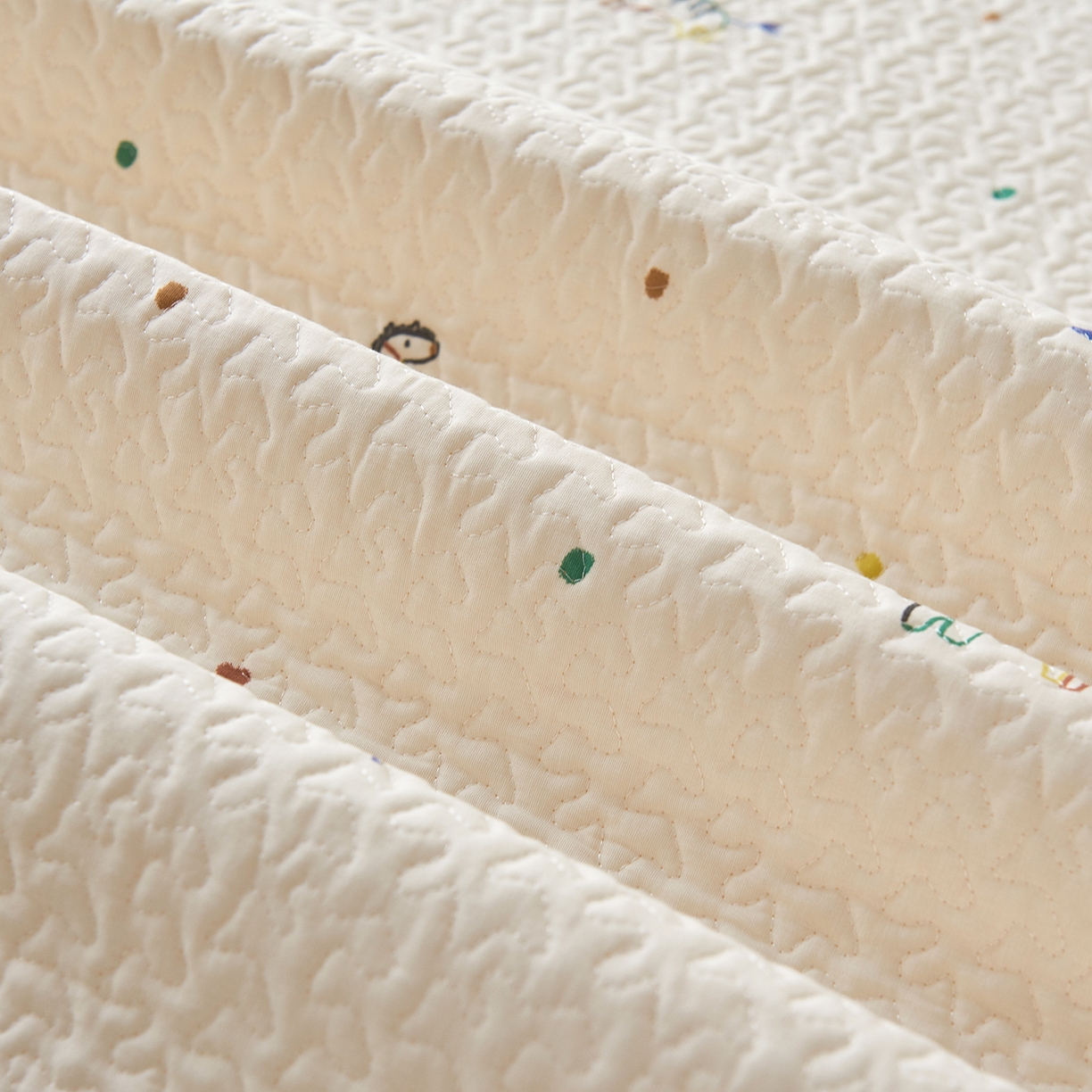 91家纺网 家纺一手货源 找家纺 拾小柒 2025年新款全棉双层纱防水隔脏姨妈垫护理垫隔尿垫 七彩童年（透气款）