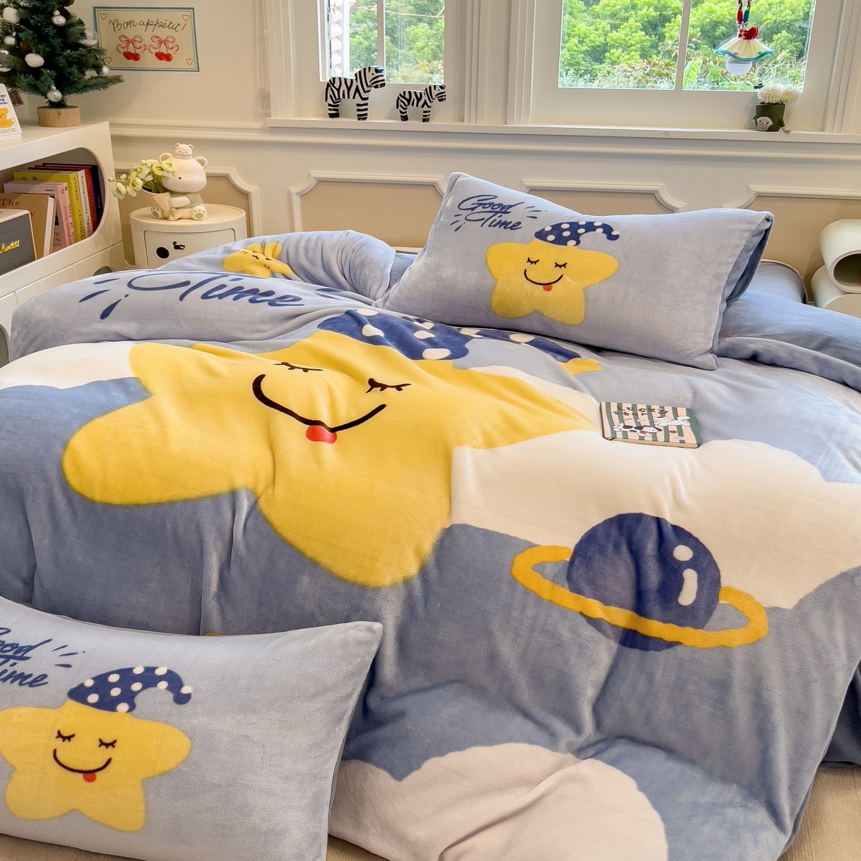 91家纺网 家纺一手货源 找家纺 丝羽坊 2025新款A类大版牛奶绒印花四件套 晚安宝贝