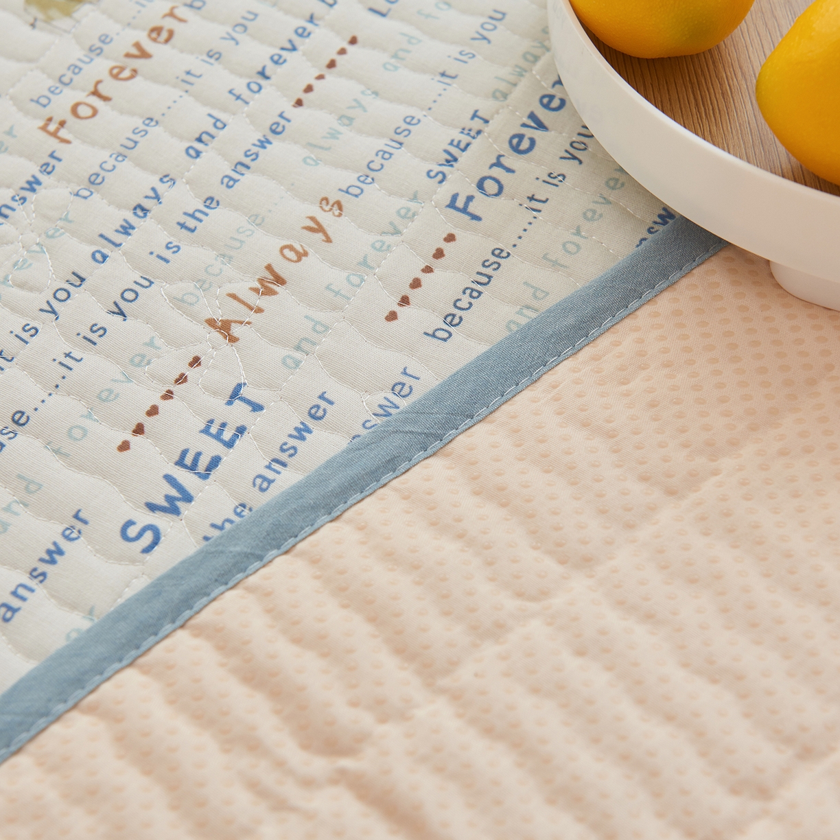 91家纺网 家纺一手货源 找家纺 拾小柒 2025年新款全棉双层纱防水隔脏姨妈垫护理垫隔尿垫 英文象蓝（防水款）