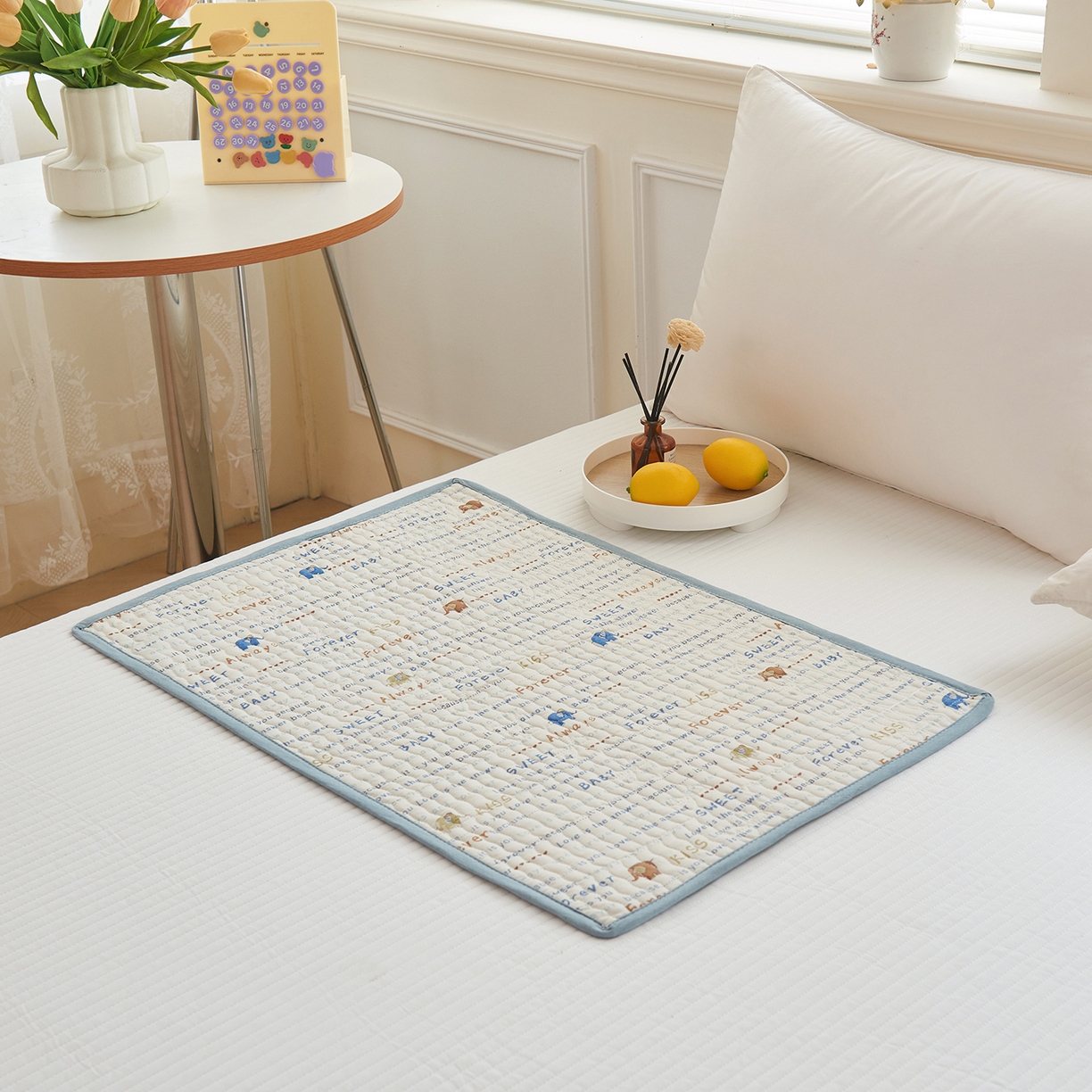 91家纺网 家纺一手货源 找家纺 拾小柒 2025年新款全棉双层纱防水隔脏姨妈垫护理垫隔尿垫 英文象蓝（防水款）