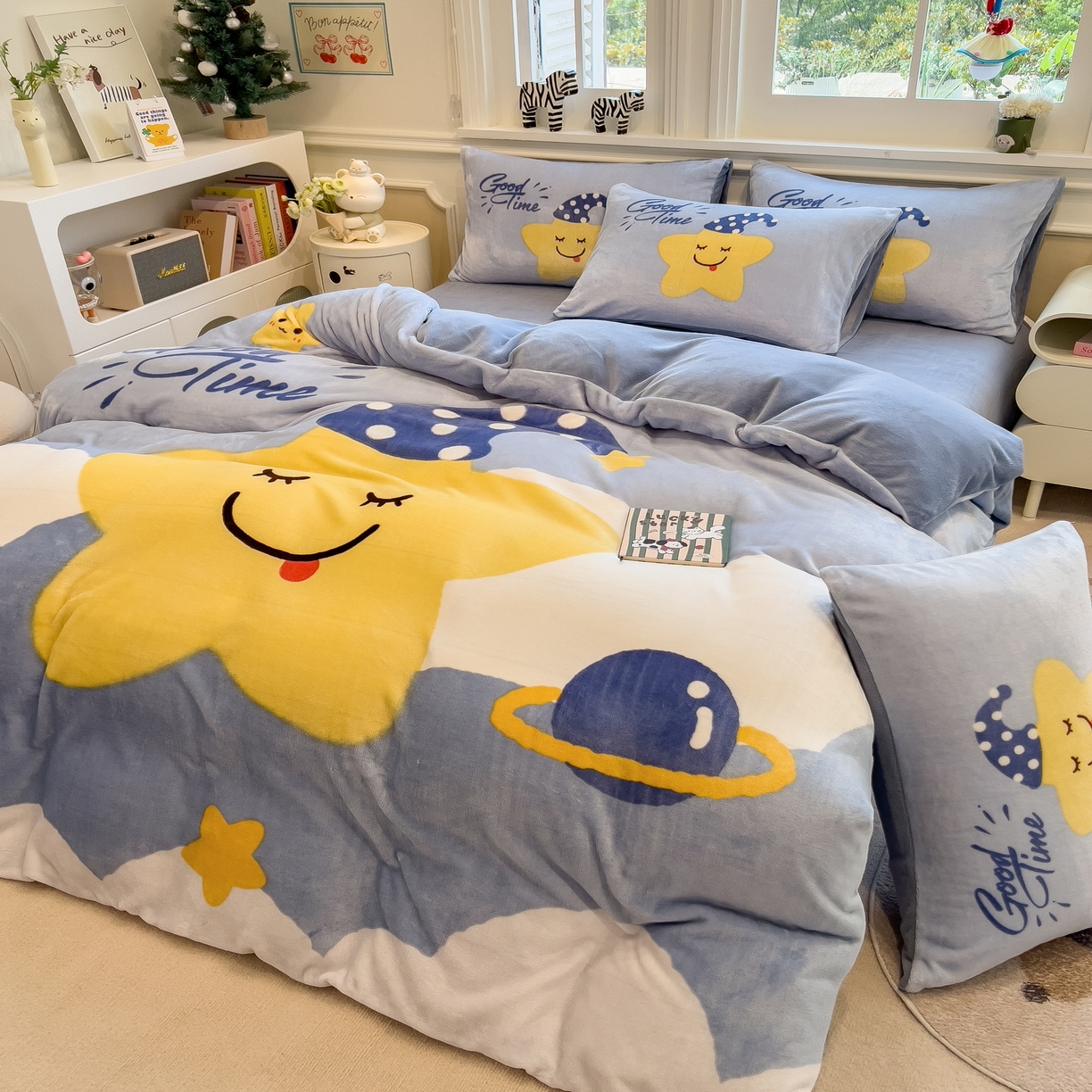 91家纺网 家纺一手货源 找家纺 丝羽坊 2025新款A类大版牛奶绒印花四件套 晚安宝贝