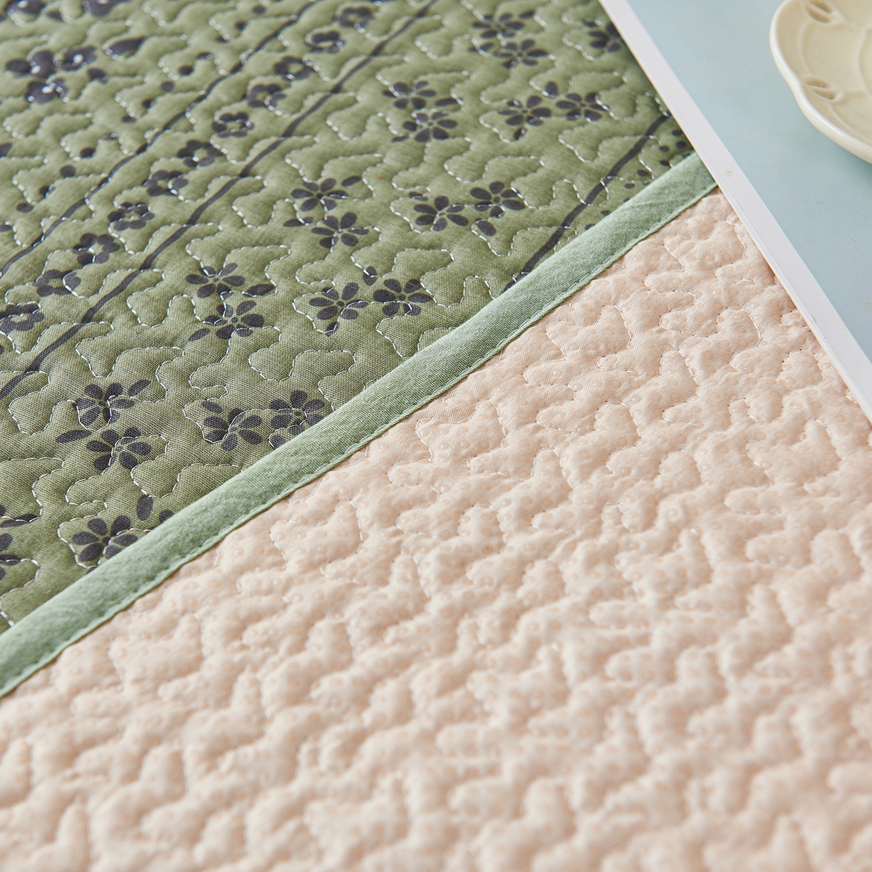 91家纺网 家纺一手货源 找家纺 拾小柒 2025年新款全棉双层纱防水隔脏姨妈垫护理垫隔尿垫 爱丽丝花园（透气款）