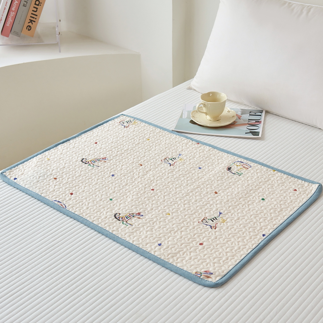 91家纺网 家纺一手货源 找家纺 拾小柒 2025年新款全棉双层纱防水隔脏姨妈垫护理垫隔尿垫 七彩童年（透气款）