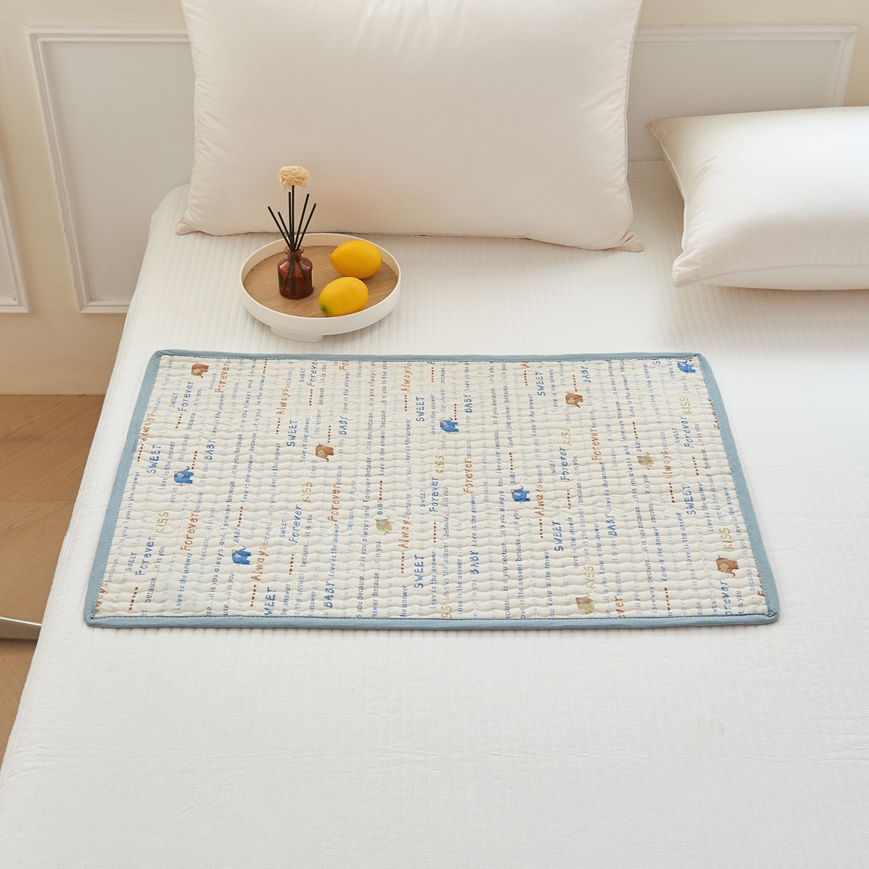 91家纺网 家纺一手货源 找家纺 拾小柒 2025年新款全棉双层纱防水隔脏姨妈垫护理垫隔尿垫 英文象蓝（防水款）