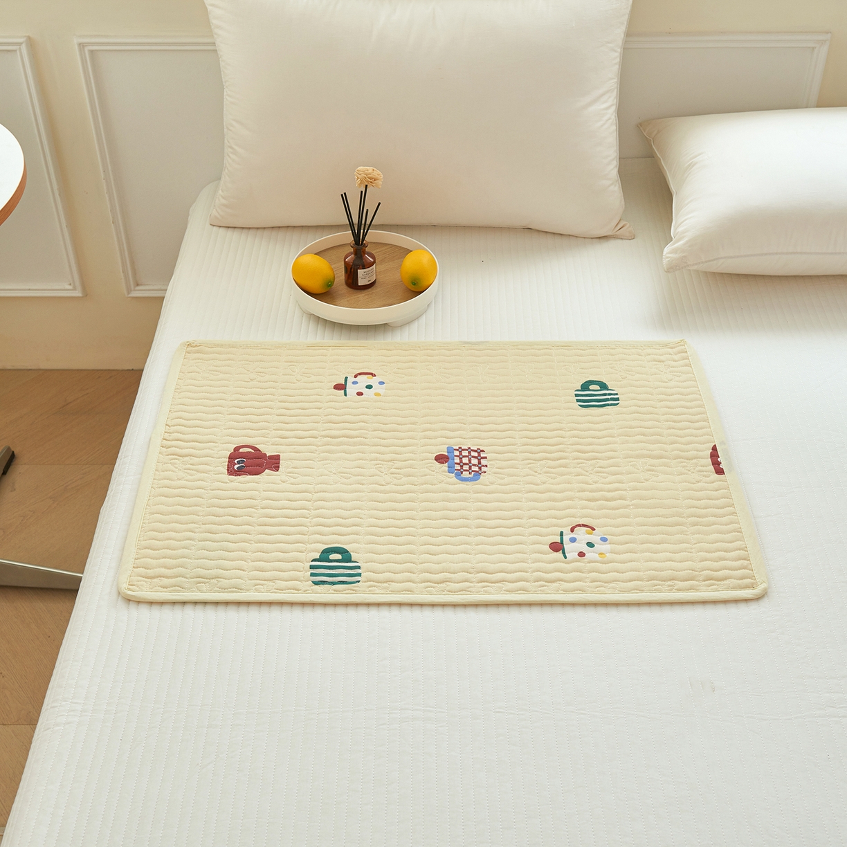 91家纺网 家纺一手货源 找家纺 拾小柒 2025年新款全棉双层纱防水隔脏姨妈垫护理垫隔尿垫 彩色杯黄（防水款）