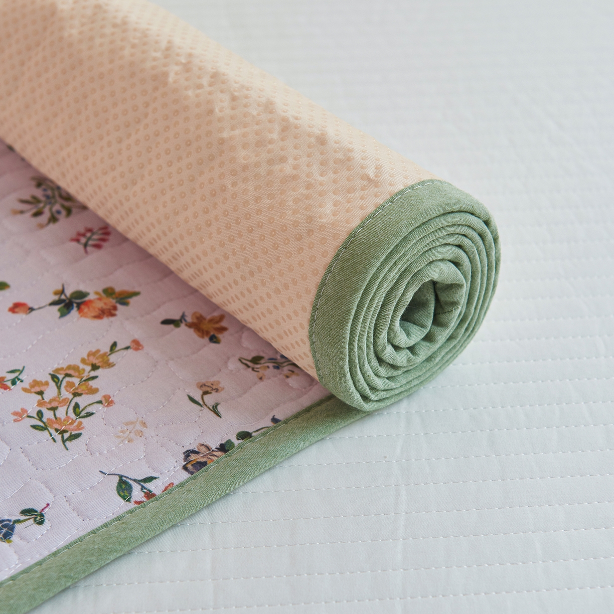 91家纺网 家纺一手货源 找家纺 拾小柒 2025年新款全棉双层纱防水隔脏姨妈垫护理垫隔尿垫 春色满园（防水款）