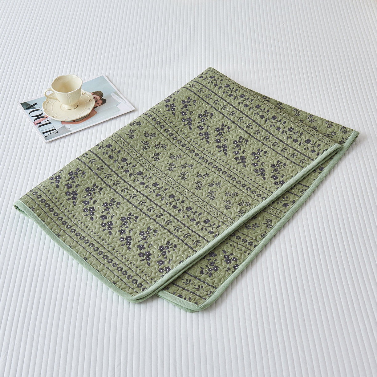 91家纺网 家纺一手货源 找家纺 拾小柒 2025年新款全棉双层纱防水隔脏姨妈垫护理垫隔尿垫 爱丽丝花园（透气款）