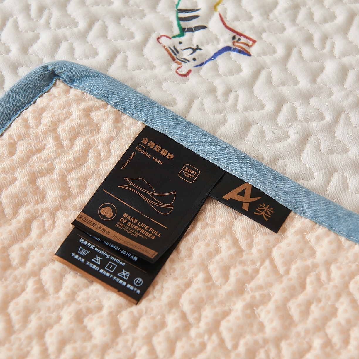 91家纺网 家纺一手货源 找家纺 拾小柒 2025年新款全棉双层纱防水隔脏姨妈垫护理垫隔尿垫 七彩童年（透气款）