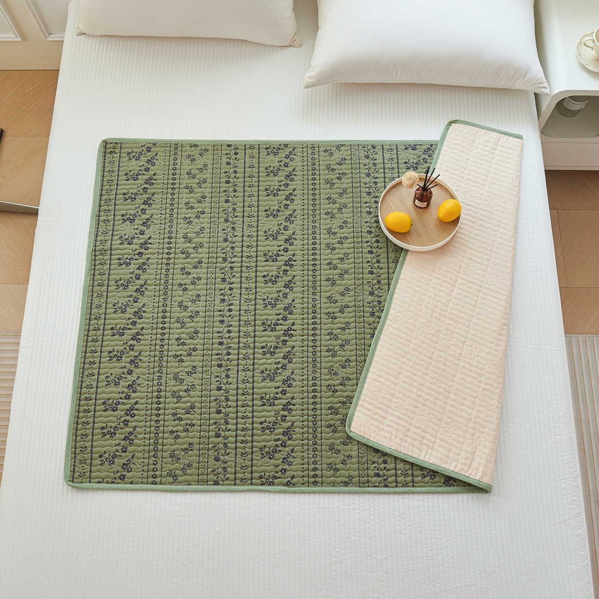 91家纺网 家纺一手货源 找家纺 拾小柒 2025年新款全棉双层纱防水隔脏姨妈垫护理垫隔尿垫 爱丽丝花园（防水款）