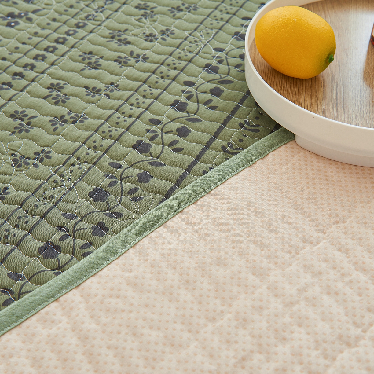 91家纺网 家纺一手货源 找家纺 拾小柒 2025年新款全棉双层纱防水隔脏姨妈垫护理垫隔尿垫 爱丽丝花园（防水款）