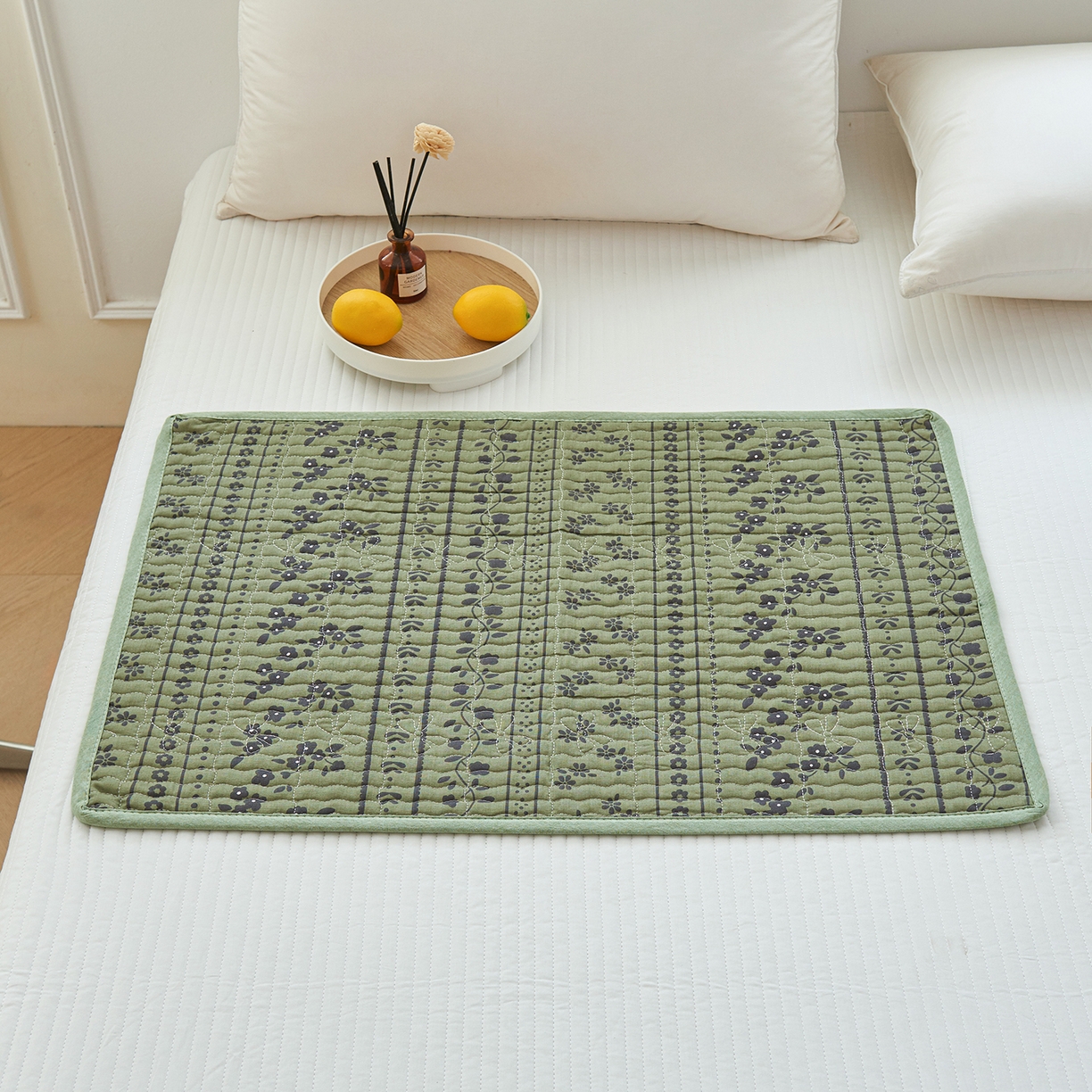 91家纺网 家纺一手货源 找家纺 拾小柒 2025年新款全棉双层纱防水隔脏姨妈垫护理垫隔尿垫 爱丽丝花园（防水款）