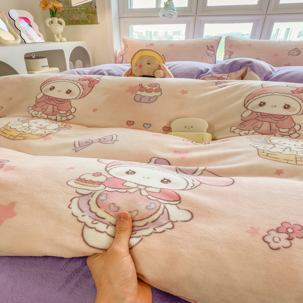 91家纺网 家纺一手货源 找家纺 （总）摩妮卡 摩妮卡 2025新款加厚款小清新牛奶绒印花四件套床单款床笠单被套