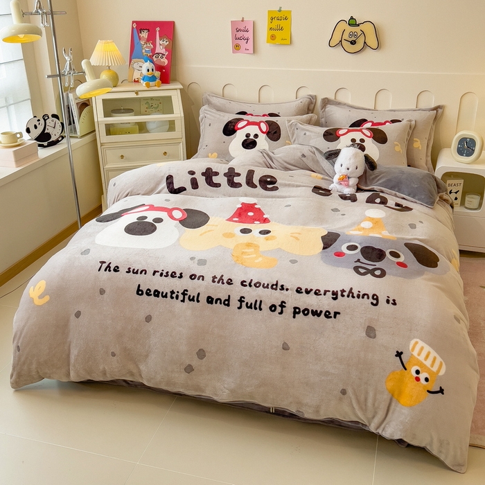 91家纺网 家纺一手货源 找家纺 丝羽坊 2025新款A类大版牛奶绒印花四件套 小伙伴