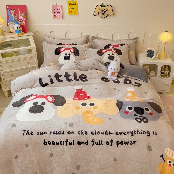 91家纺网 家纺一手货源 找家纺 丝羽坊 2025新款A类大版牛奶绒印花四件套 小伙伴