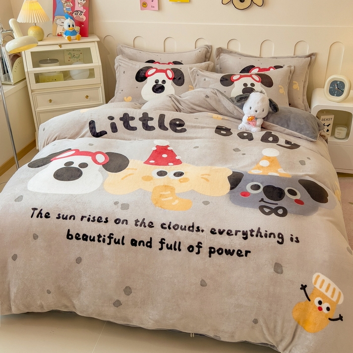 91家纺网 家纺一手货源 找家纺 丝羽坊 2025新款A类大版牛奶绒印花四件套 小伙伴