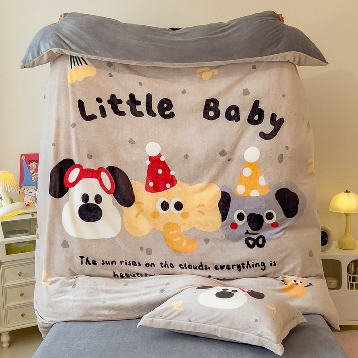 91家纺网 家纺一手货源 找家纺 丝羽坊 2025新款A类大版牛奶绒印花四件套 小伙伴