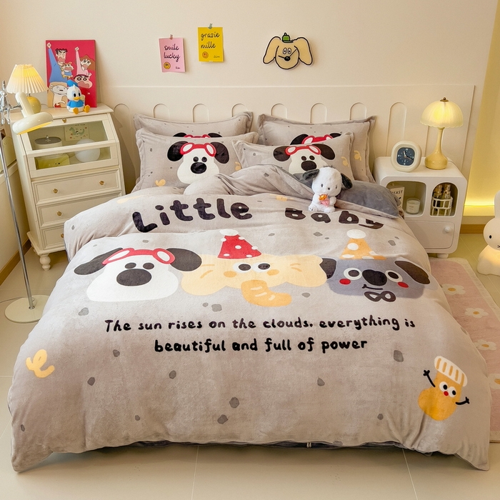 91家纺网 家纺一手货源 找家纺 丝羽坊 2025新款A类大版牛奶绒印花四件套 小伙伴