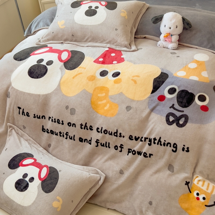 91家纺网 家纺一手货源 找家纺 丝羽坊 2025新款A类大版牛奶绒印花四件套 小伙伴