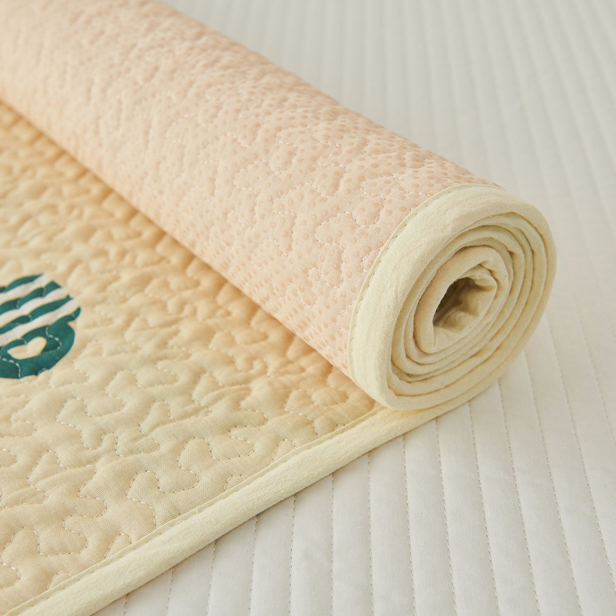 91家纺网 家纺一手货源 找家纺 拾小柒 2025年新款全棉双层纱防水隔脏姨妈垫护理垫隔尿垫 彩色杯黄（透气款）