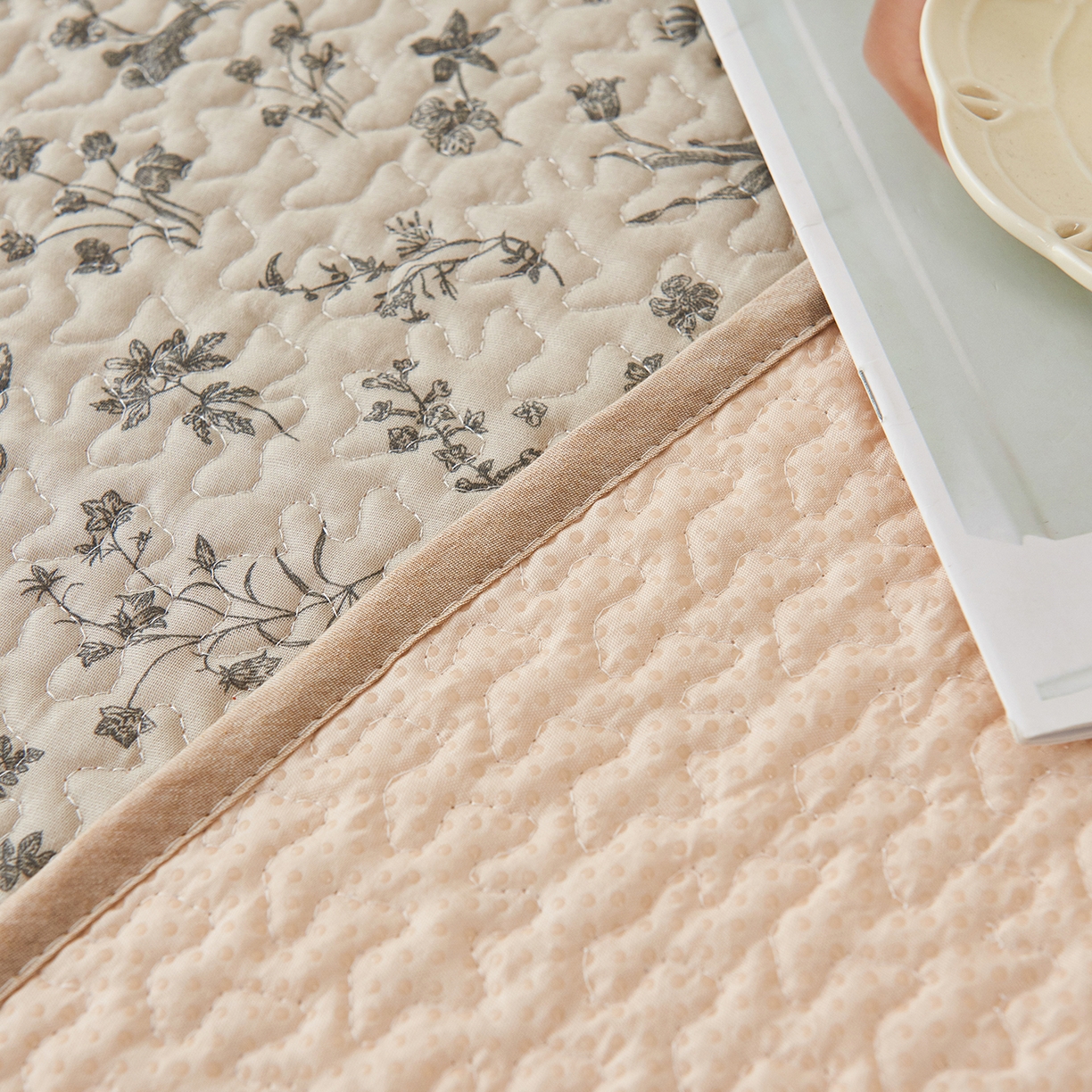 91家纺网 家纺一手货源 找家纺 拾小柒 2025年新款全棉双层纱防水隔脏姨妈垫护理垫隔尿垫 山野小咖（透气款）