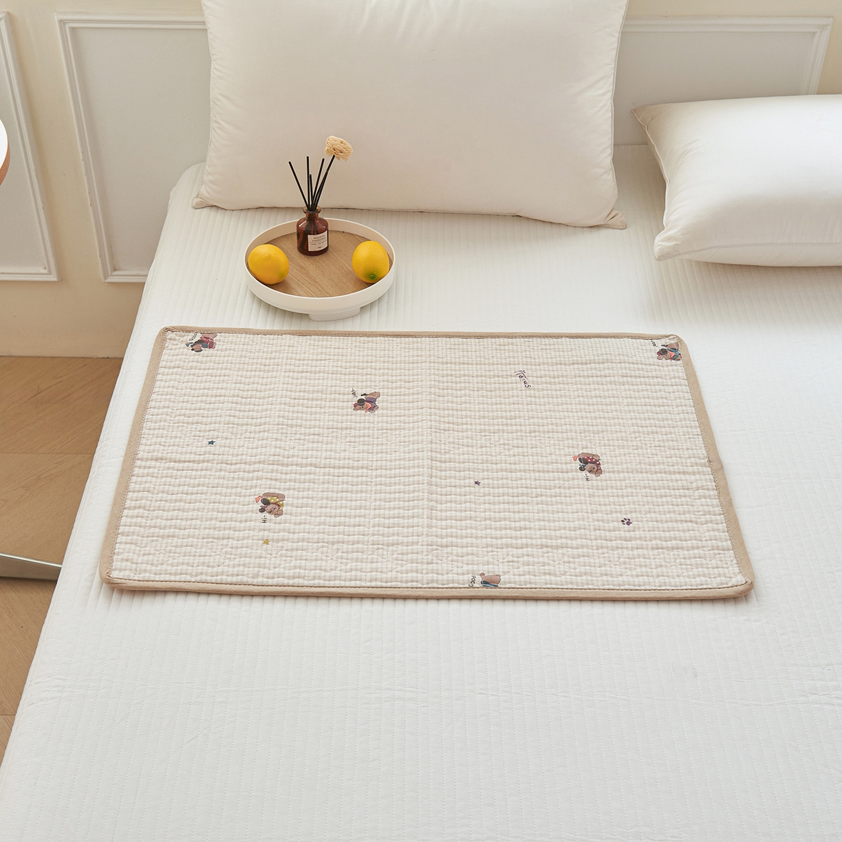 91家纺网 家纺一手货源 找家纺 拾小柒 2025年新款全棉双层纱防水隔脏姨妈垫护理垫隔尿垫 格子狗米（防水款）