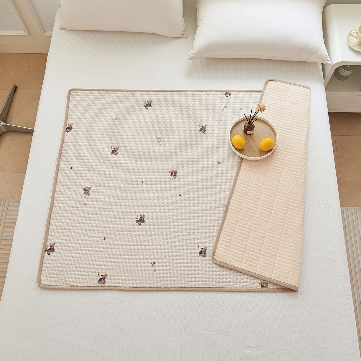 91家纺网 家纺一手货源 找家纺 拾小柒 2025年新款全棉双层纱防水隔脏姨妈垫护理垫隔尿垫 格子狗米（防水款）