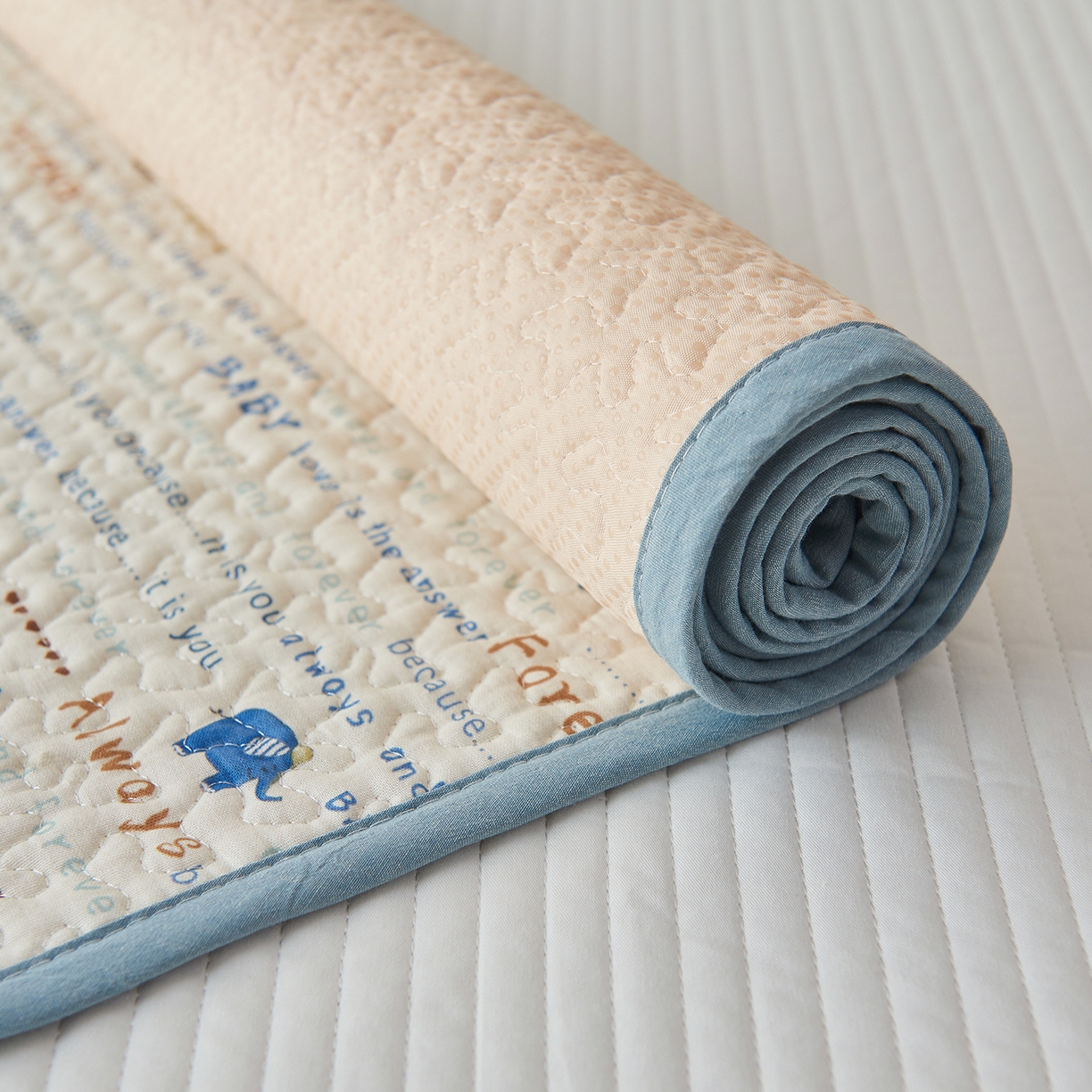 91家纺网 家纺一手货源 找家纺 拾小柒 2025年新款全棉双层纱防水隔脏姨妈垫护理垫隔尿垫 英文象蓝（透气款）