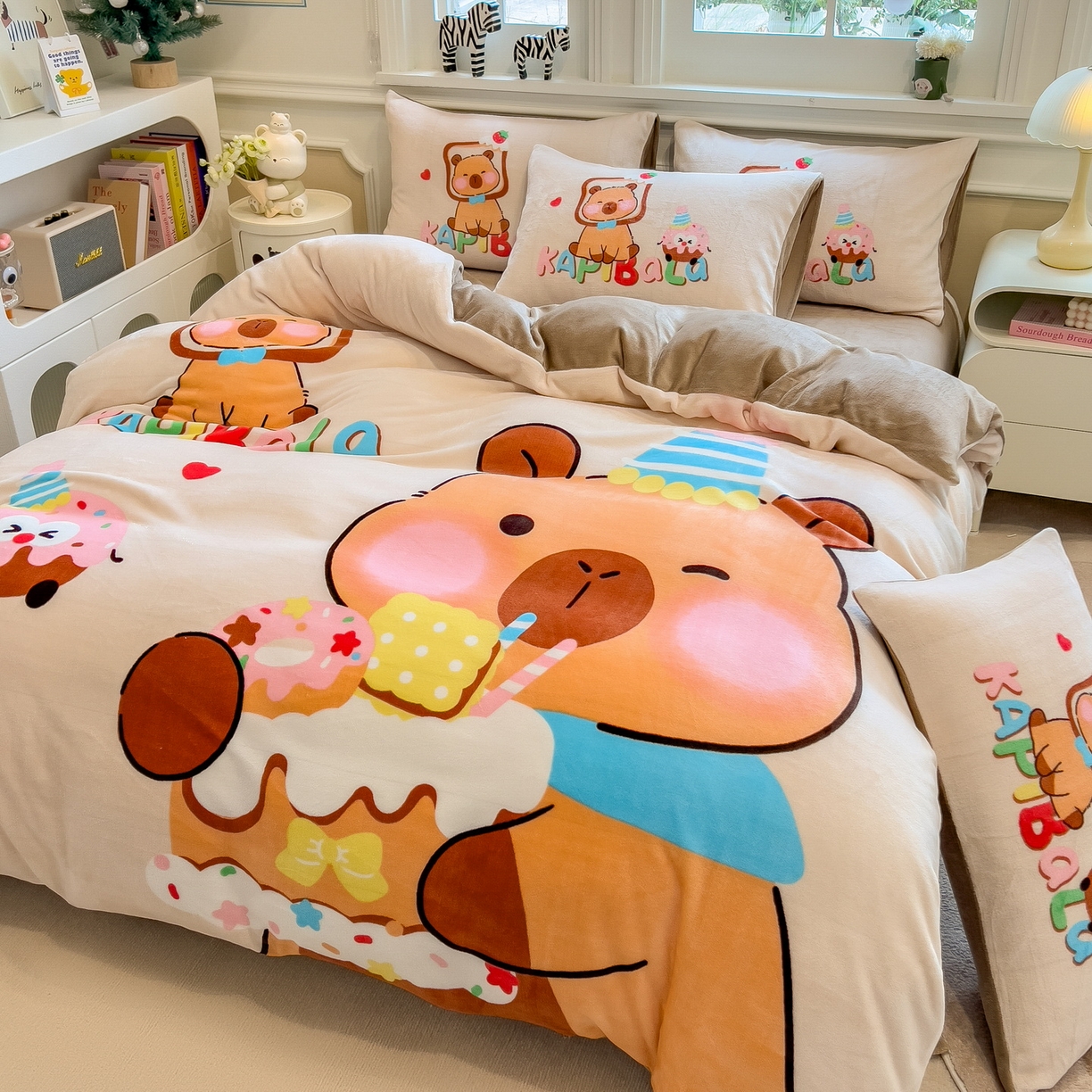 91家纺网 家纺一手货源 找家纺 丝羽坊 2025新款A类大版牛奶绒印花四件套 幸运巴拉