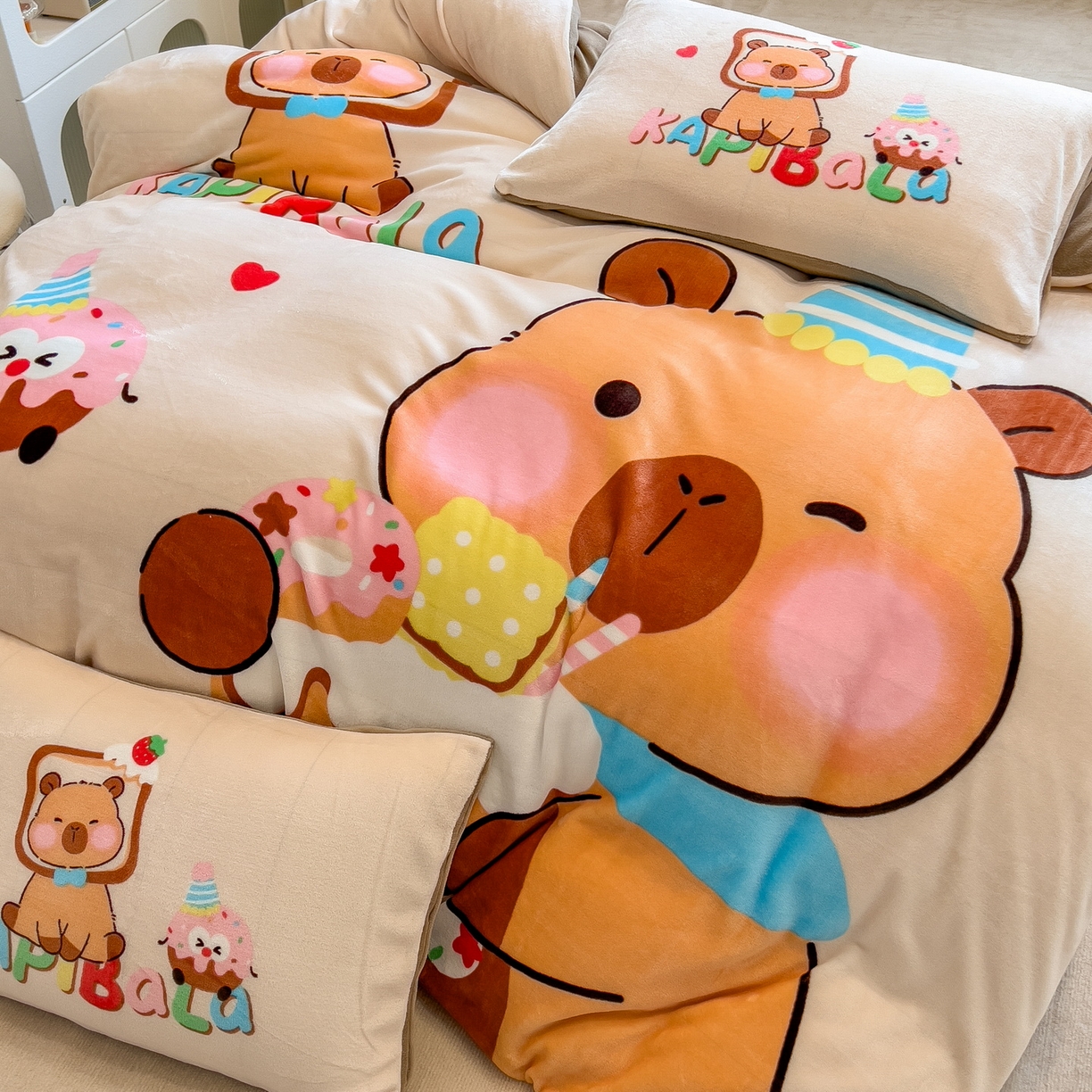 91家纺网 家纺一手货源 找家纺 丝羽坊 2025新款A类大版牛奶绒印花四件套 幸运巴拉