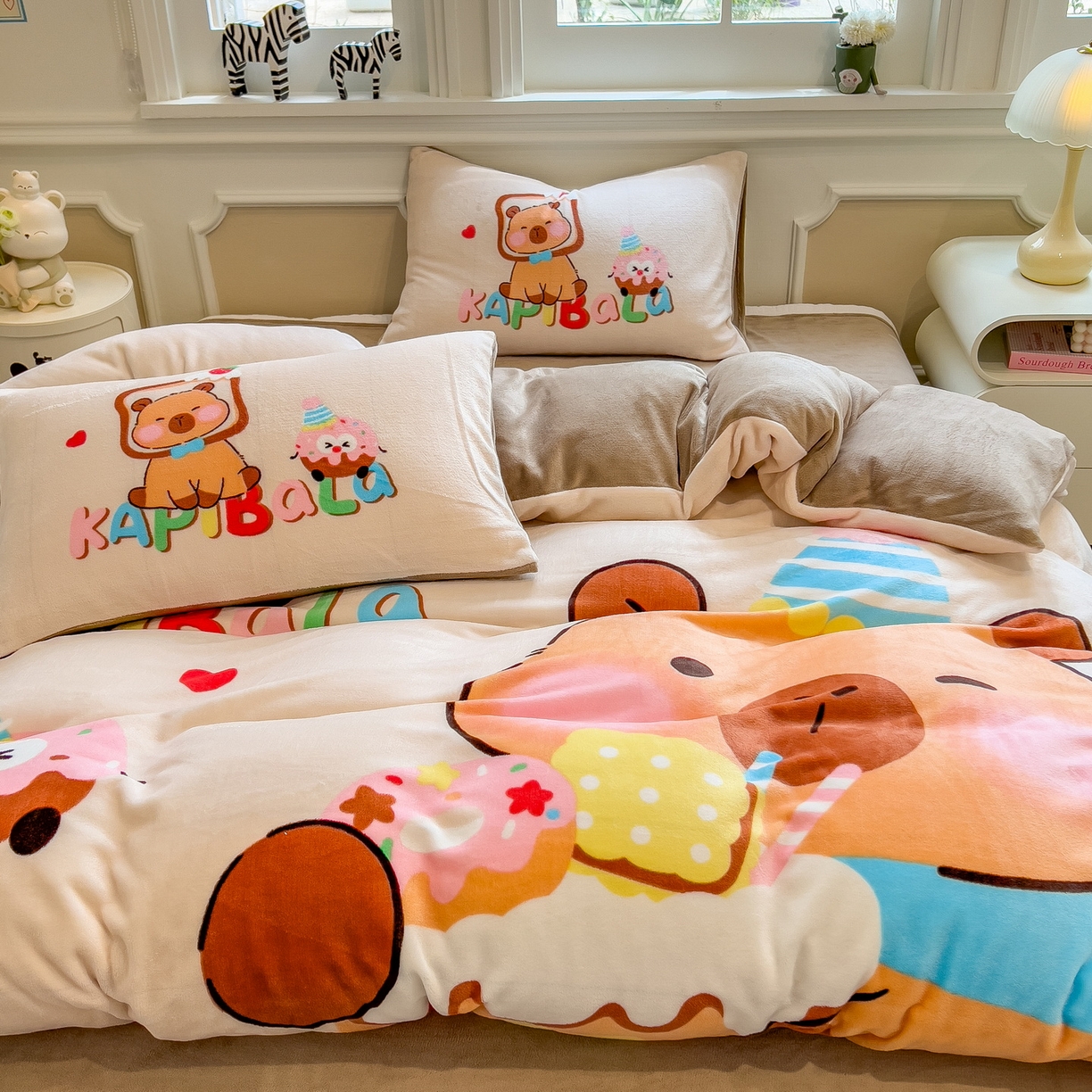 91家纺网 家纺一手货源 找家纺 丝羽坊 2025新款A类大版牛奶绒印花四件套 幸运巴拉