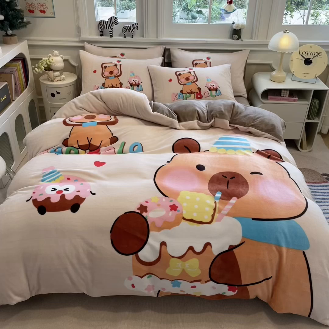 91家纺网 家纺一手货源 找家纺 丝羽坊 2025新款A类大版牛奶绒印花四件套 幸运巴拉